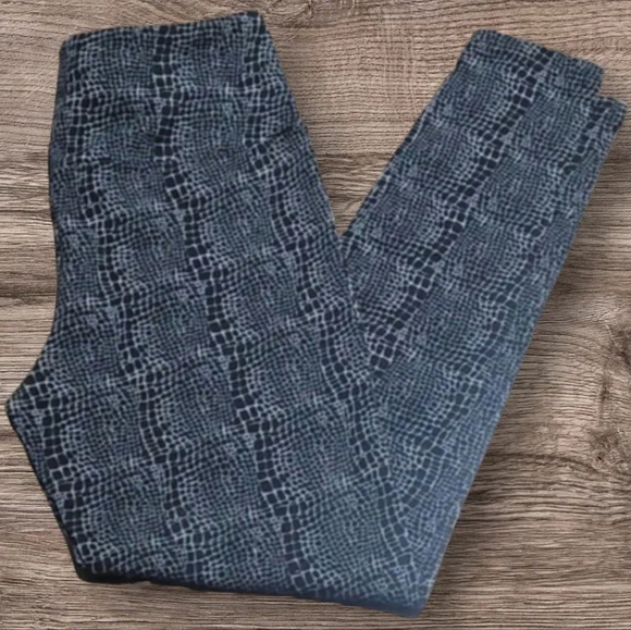 WOMEN'S INTRO LOVE THE FIT CAPRI LEGGINGS - Picture 1 of 3